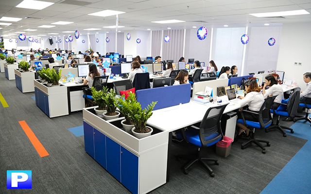 Không gian văn phòng công sở tập trung đông nhân viên làm việc.