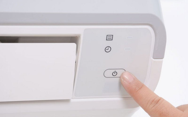Nhiều gia đình mắc phải chính là thói quen bật – tắt liên tục trong ngày khiến máy lạnh tiêu thụ điện lớn hơn