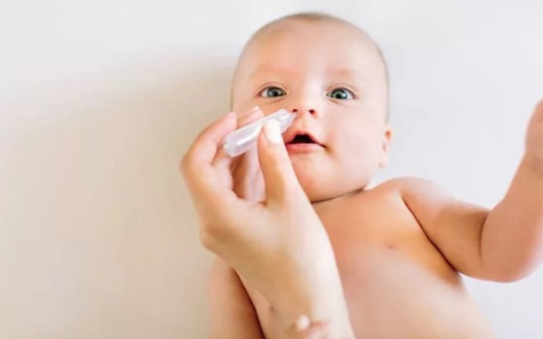 Nhỏ nước muối sinh lý thường xuyên để giữ ẩm mũi bé