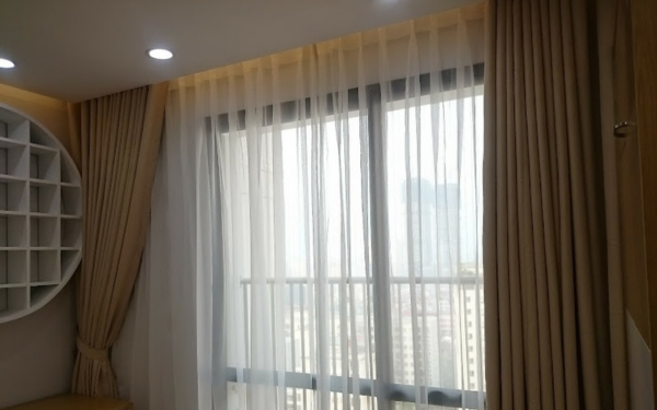 Nên trang bị thêm rèm cửa để tránh ánh sáng trực tiếp từ bên ngoài khi sử dụng điều hòa