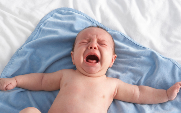 Trẻ sơ sinh nằm điều hòa lâu có thể bị ốm, cảm cúm, viêm phổi,...