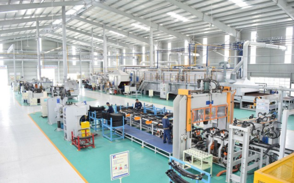 Nhà máy linh kiện đang vận hành trong môi trường mát mẻ, kiểm soát nhiệt độ và độ ẩm