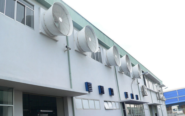 Hệ thống quạt hút công nghiệp gắn tường, tạo luồng gió lưu thông và loại bỏ khí nóng trong xưởng