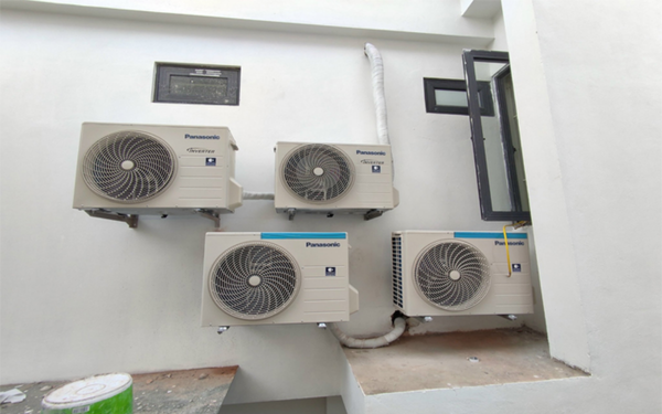 Dàn nóng được lắp đặt bên ngoài tòa nhà, bố trí gọn gàng và kết nối ống dẫn đúng kỹ thuật