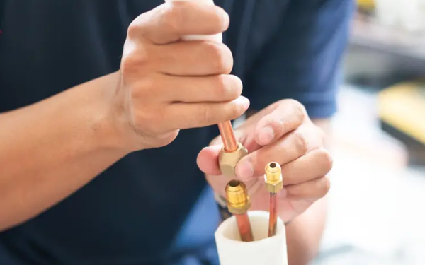 Khi lắp đặt ống đồng, cần đảm bảo quy trình thực hiện tuân thủ theo đúng yêu cầu của hãng sản xuất