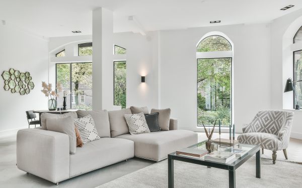 Thiết kế trần phẳng tinh tế mang lại cảm giác cao rộng
