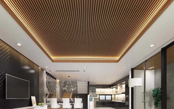 Thiết kế trần nổi bật với hệ lam gỗ thẳng đều, tạo hiệu ứng chiều sâu và tăng tính thấm mỹ