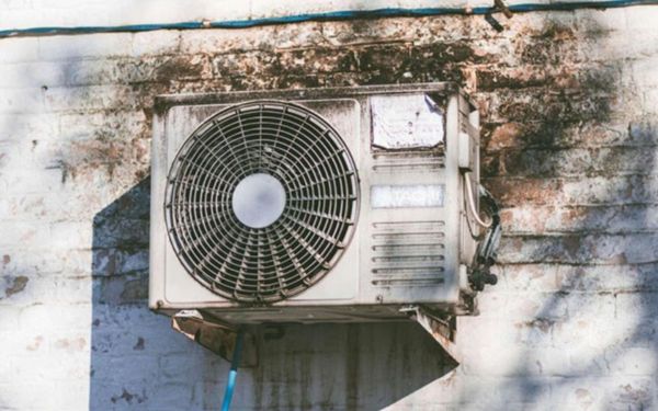 Linh kiện trong cục nóng bị chập cháy