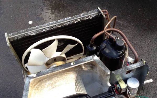 Dàn nóng không được vệ sinh thường xuyên khiến bụi bẩn tích tụ tại các bộ phận