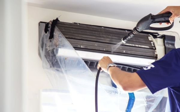 Sử dụng túi vệ sinh điều hòa tránh nước bẩn bắn ra ngoài