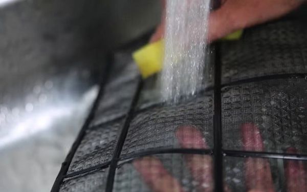 Sử dụng miếng mút rửa bát để làm sạch bề mặt lưới lọc