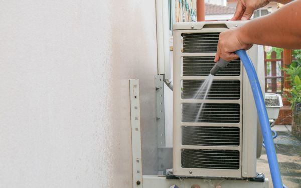 Sử dụng vòi nước để vệ sinh các khe tản nhiệt và khung máy