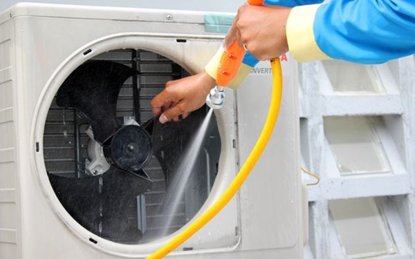 Không nên dùng tia nước quá mạnh để xịt rửa quạt dàn nóng